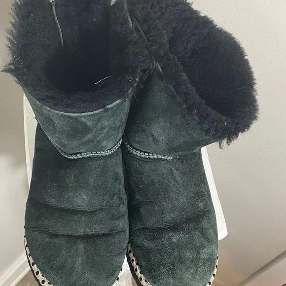 UGG Black Ankle Boots with Fur Lining - Picture 6 of 9